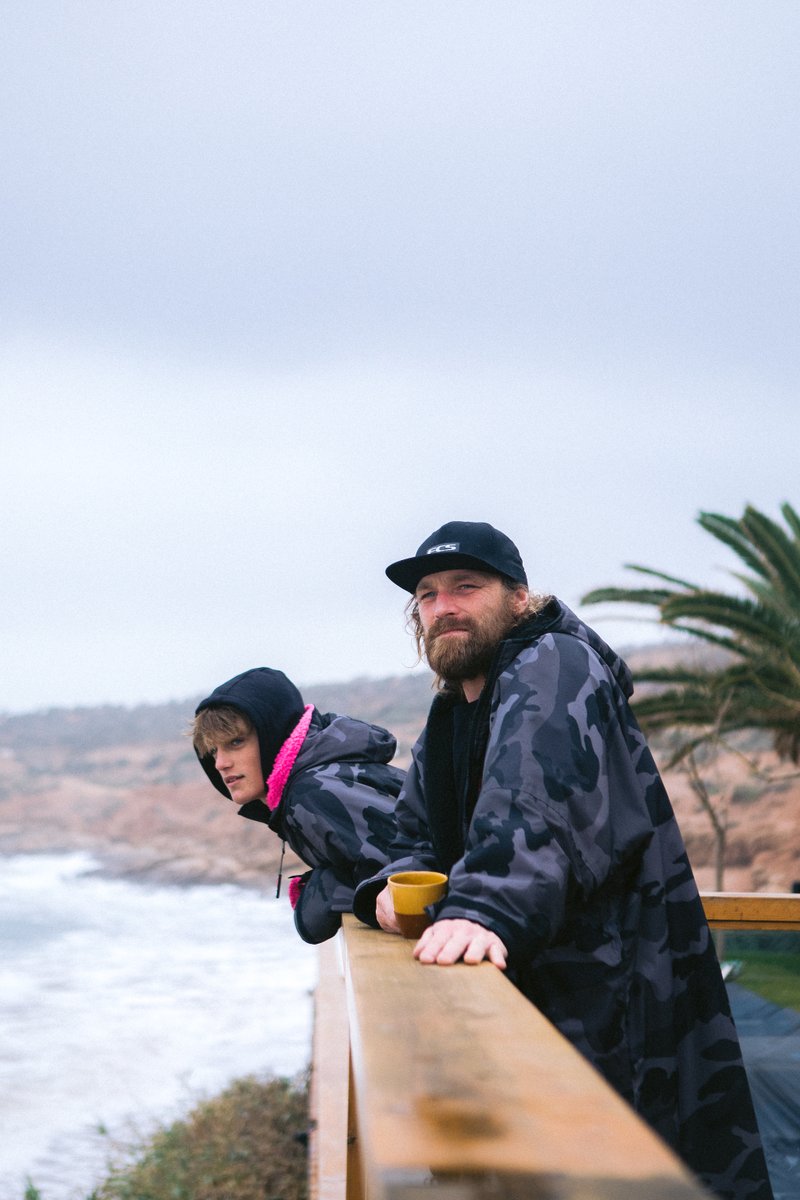 Going for gold at the 2024 @isasurfing World Longboard Championship 🙌🇸🇻 Good luck to dryrobe® ambassador Ben Skinner who is in @surfcity El Salvador with the @surfingengland Team to battle against the top longboarders on the planet for world champ status! #dryrobeterritory