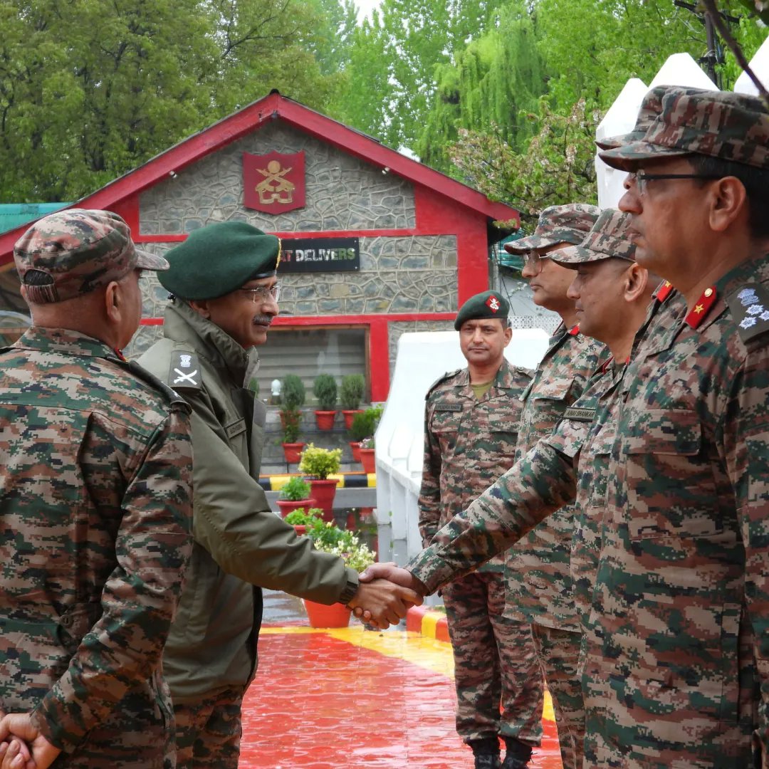 #LtGenMVSuchindraKumar, #ArmyCdrNC  visited #KiloForce Headquarter to review the prevalent security situation. He was briefed on the #CT grid & operational preparedness. 
The Army Commander appreciated the operational alacrity and exhorted all ranks to remain vigilant.