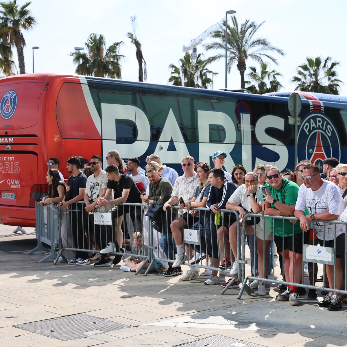 PSG_inside's tweet photo. De nombreux supporters autour de l'hôtel de nos Parisiens à Barcelone ❤️💙

#FCBPSG https://t.co/zeaADnk0rX