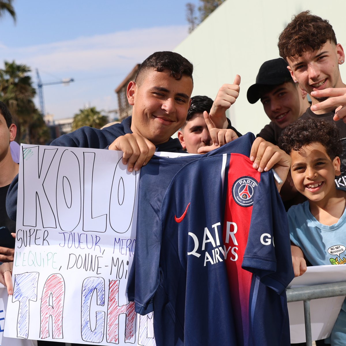 PSG_inside's tweet photo. De nombreux supporters autour de l'hôtel de nos Parisiens à Barcelone ❤️💙

#FCBPSG https://t.co/zeaADnk0rX