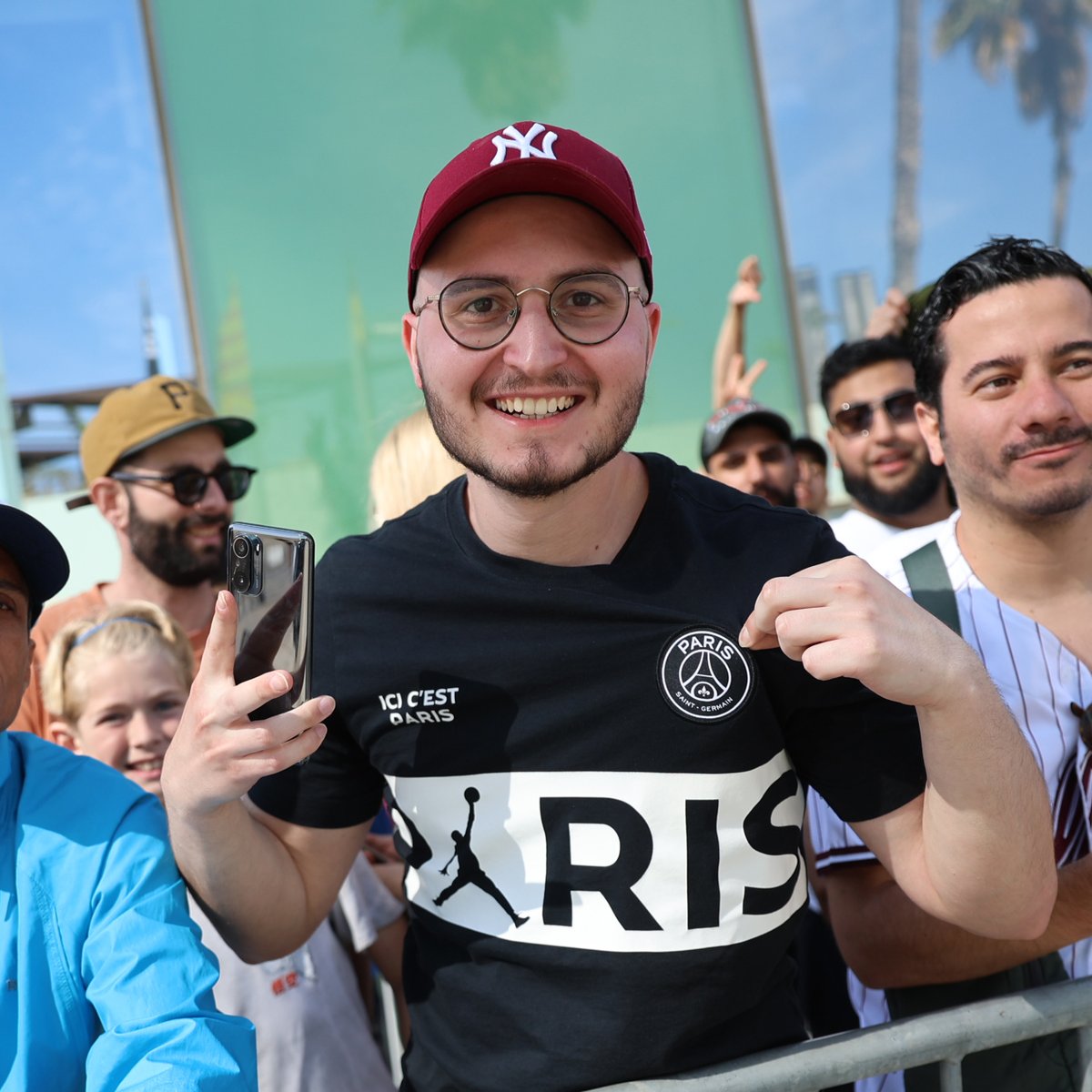 PSG_inside's tweet photo. De nombreux supporters autour de l'hôtel de nos Parisiens à Barcelone ❤️💙

#FCBPSG https://t.co/zeaADnk0rX