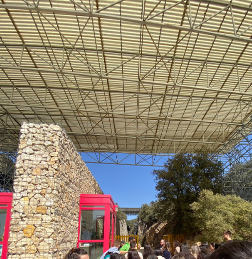 Patriciahg03's tweet photo. 📍Los Yacimientos de Atapuerca fue nuestra primera parada en esta excursión a Burgos.
👷‍♂️El guía nos explicó que estos yacimientos fueron localizados cuando se puso en practica un proyecto ferroviario.

#AprendizajeCCSS #HistoriaEUMZA #fatapuerca https://t.co/DRFMDRw7fF