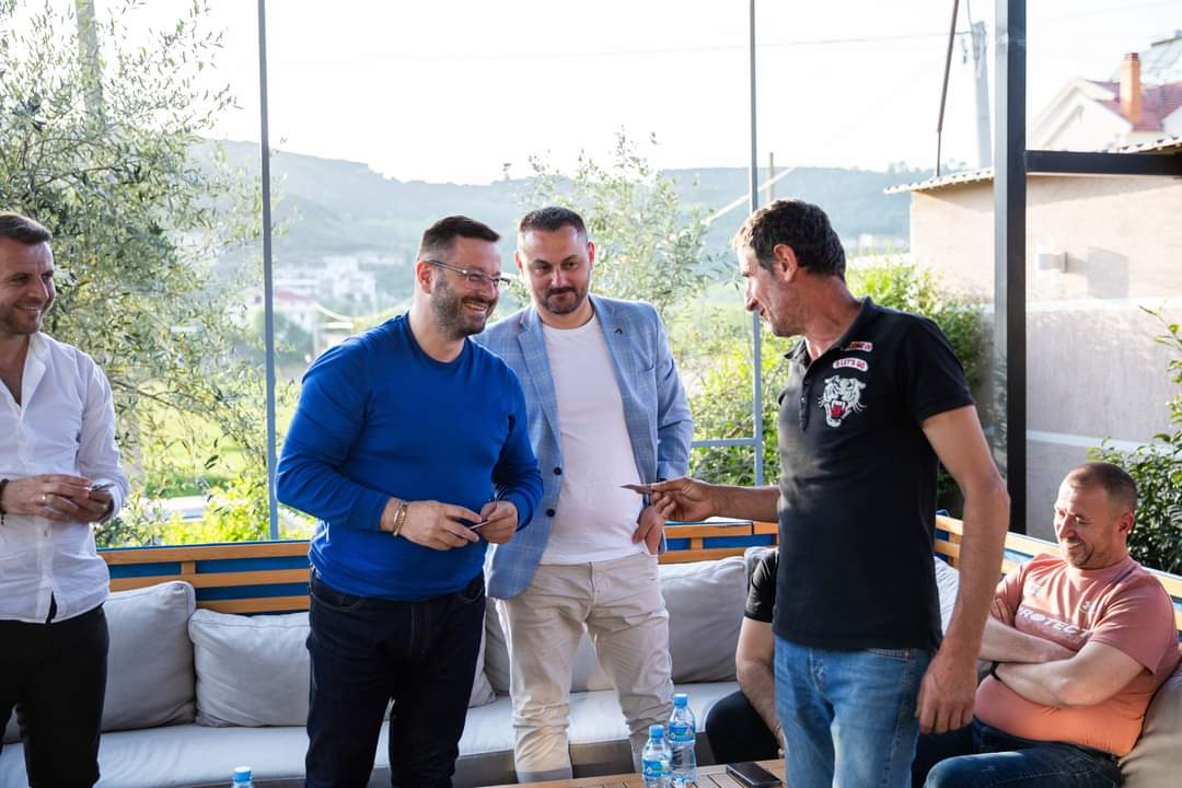PlarentN's tweet photo. 🌹PS DAJT- Në procesin e rienergjizimit me socialistët e Tufinës. 

Me skuadrën tonë janë bashkuar anëtarë të rinj me profile që bëjnë krenar komunitetin e periferive dhe mbetet për tu vlerësuar dhe puna e kolegut Xhemal Qefalia që prej vitesh i dedikohet zonës. 

#Rienergjizimi https://t.co/UpbirCstdi