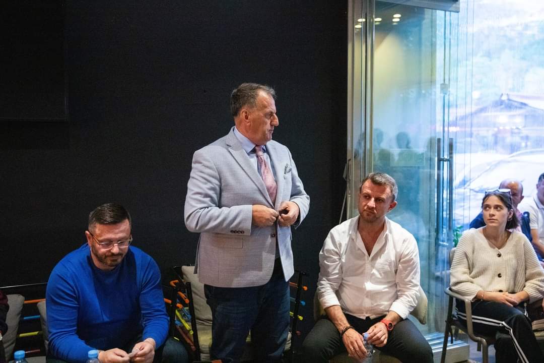 PlarentN's tweet photo. 🌹PS DAJT- Në procesin e rienergjizimit me socialistët e Tufinës. 

Me skuadrën tonë janë bashkuar anëtarë të rinj me profile që bëjnë krenar komunitetin e periferive dhe mbetet për tu vlerësuar dhe puna e kolegut Xhemal Qefalia që prej vitesh i dedikohet zonës. 

#Rienergjizimi https://t.co/UpbirCstdi