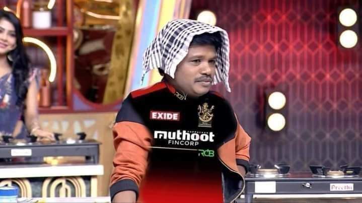 dumbinfidel's tweet photo. TV la paakra namakke ipdi irukke. Epdi da stadium la poi ukkandhu ella matchum RCB RCB, Ee saala cup namde nnu katheetu vareenga😭 https://t.co/zjaQpCobts