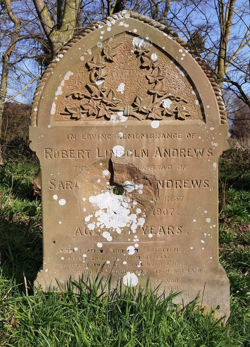 A 1907 headstone at Rushmere, Suffolk with a machine gun bullet through it. Not something you see every day. 1/2

Rushmere: suffolkchurches.co.uk/rushmerestmi.h…

#MonumentsMonday #MementoMoriMonday