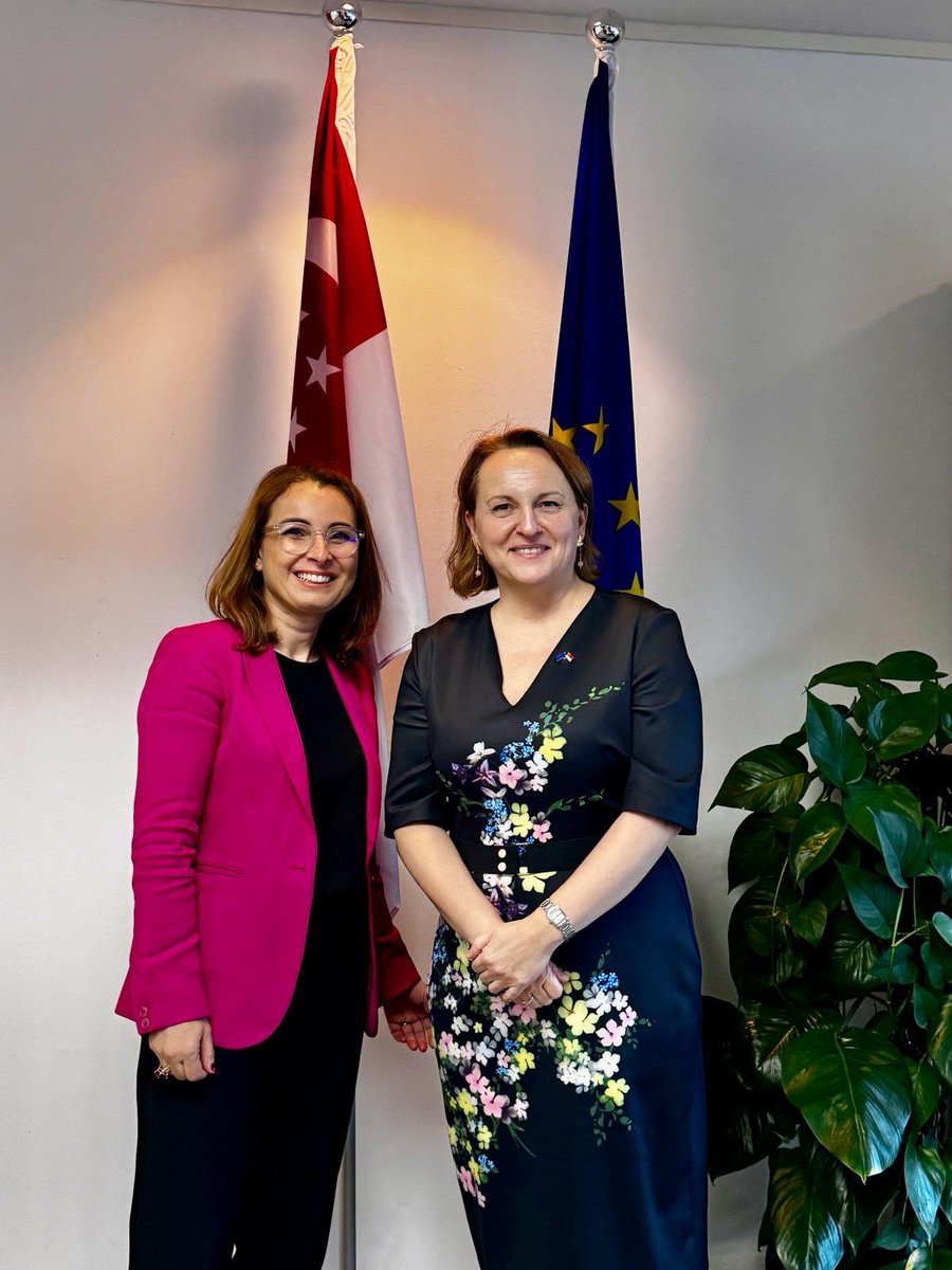 So special to welcome on her visit to Singapore Maria Rosa Sabattelli who is heading @EU_FPI work on Global & Transregional Threats & Challenges … and who was my student @coenatolin over 20 years ago ☺️ @collegeofeurope @FedericaMog @EOsniecka @pmwBxl