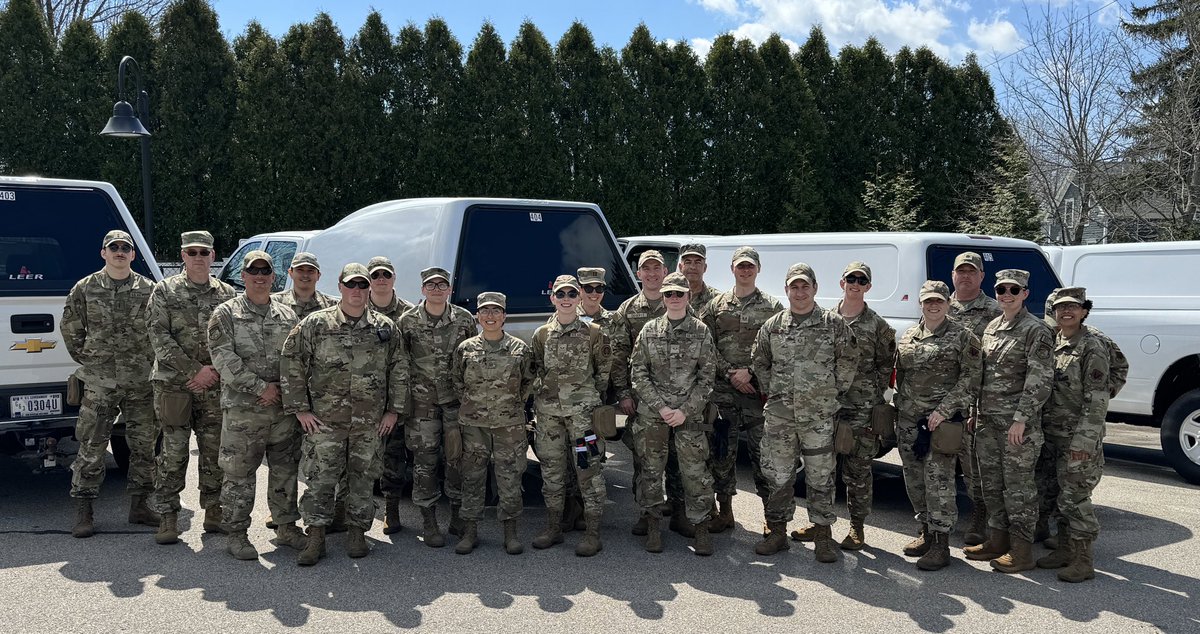 Medical personnel from the @102IW are among thy 400 plus guard members working behind the scenes and along the @bostonmarathon route to ensure safety for runners and spectators. @OfficialMassANG @EOPSS @AdjutantGenMA @MassGovernor