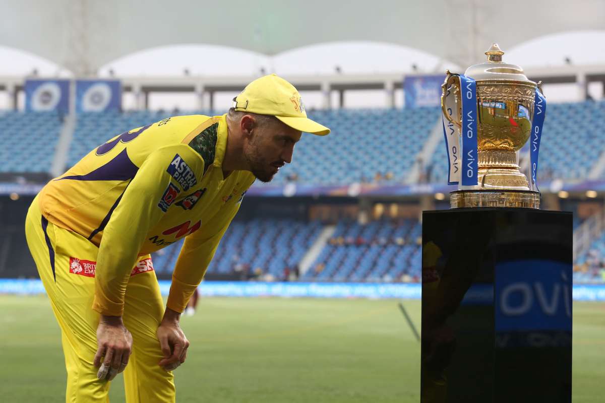 Didn't understand it then, but this is why Faf du Plessis looked at the IPL trophy in this way. He knew he was never getting his hands on it again. 💔