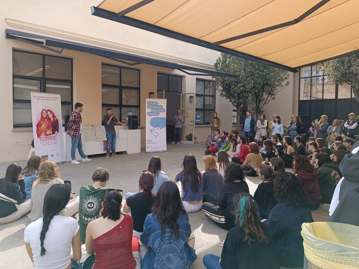 Aquest matí en el marc de la gira de primavera de @ciutatsdh hem rebut la visita de @DelYslem a #Sabadell. L'alumnat de l'Escola Illa ha participat en una xerrada sobre la lluita pels drets al Sàhara Occidental a través del rap 🎤 #SBDSahara #SaharaLliure #ciutatsDH #cooperacio