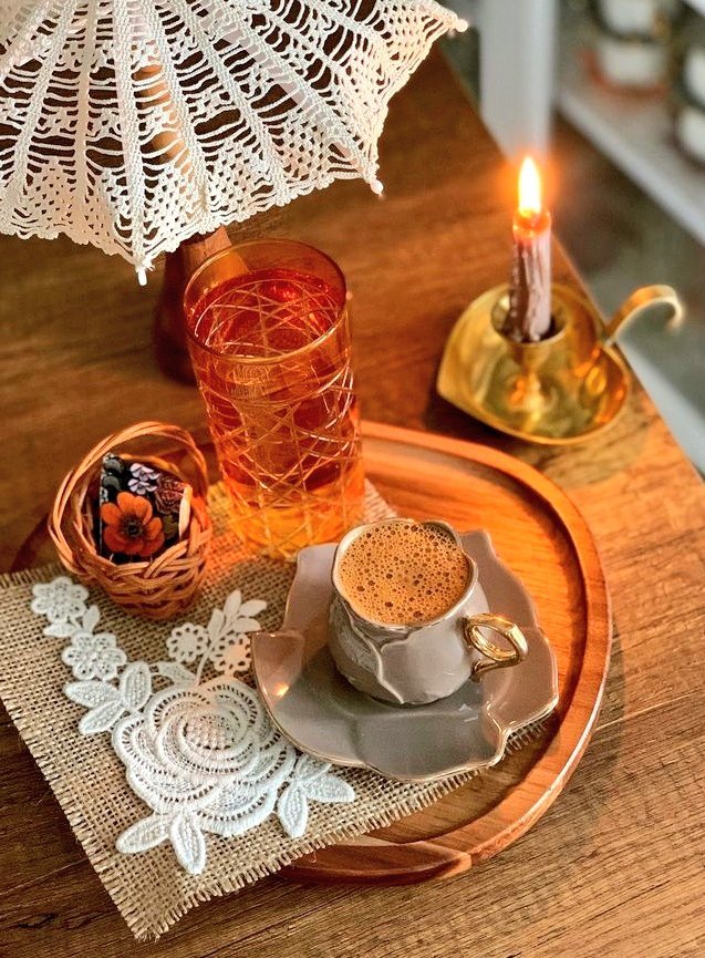 Hayat ; 
Uzun vadeli planların ,
Kısacık ömürlerine şahit olmaktır . . .