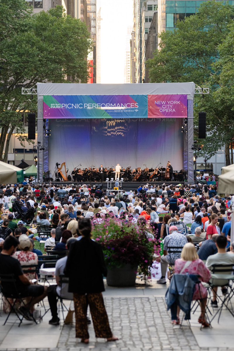 Free concerts are back baby 🎶! We’re thrilled to announce our upcoming season of Picnic Performances presented by @bankofamerica✨! This year’s annual performing arts festival will feature 2️⃣5️⃣ live music, dance, and theater events. Tap for more info 💚: bryantpark.org/activities/pic…