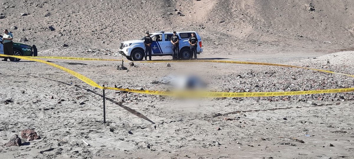 La Policía Marítima de #Iquique recibió una denuncia al número de Emergencias Marítimas 137, informando el hallazgo de un cuerpo sin vida en el sector de Playa Blanca. Una patrulla se constituyó en el lugar, apoyando las labores de resguardo del sitio del suceso a @CarabTarapaca