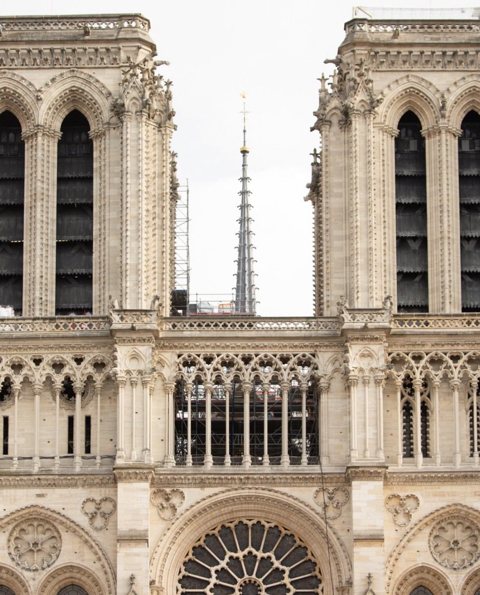 Ce 15 avril 2024, 5 ans après son terrible incendie, la flèche de Notre-Dame surplombe à nouveau le ciel de Paris. Un travail magnifique effectué par les artisans de sa reconstruction qui sont à pied d’œuvre pour lui redonner vie.