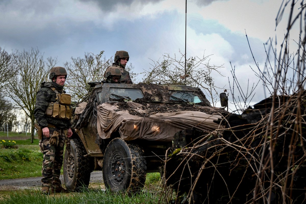 1er_RIMa's tweet photo. Avec les artilleurs du @11e_RAMa, nos marsouins ont menés un exercice grandeur nature entre Angoulême et La Rochelle. En dehors des sentiers habituels, ils ont travaillé le #combatblindé, #Interarmes mais aussi amphibie pour approfondir leur expertise du combat littoral⚓️ https://t.co/0SF3BUASjd