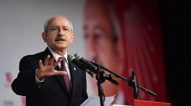 Kemal beyi artık rahat bırakın Kılıçdaroğlu'nun uzun süren sabırlı tutumundan sonra Uğur Dündar'a patlamasını, Kemal beyin, hakkında karalayıcı propaganda yapan örgütlü bir gazeteci grubuna en üst noktadan şiddetli bir ihtarı gibi algılıyorum. Sanırım şöyle demek istiyor:…