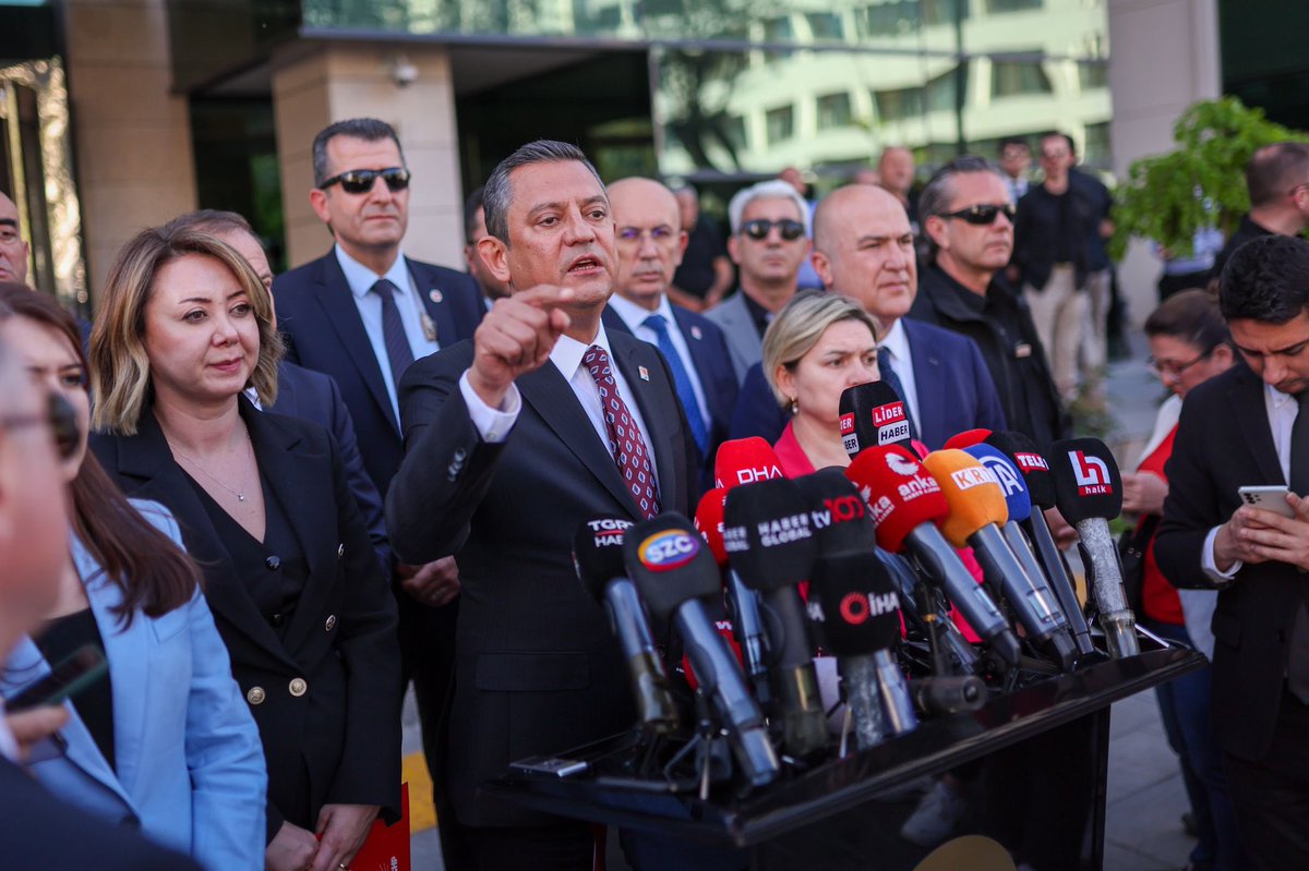 Genel Başkanımız Özgür Özel, Hatay Büyükşehir Belediye Başkanlığı seçimlerindeki tam kanunsuzluk hali nedeniyle Yüksek Seçim Kurulu'na başvuruda bulunduktan sonra basın mensuplarına açıklama yaptı.