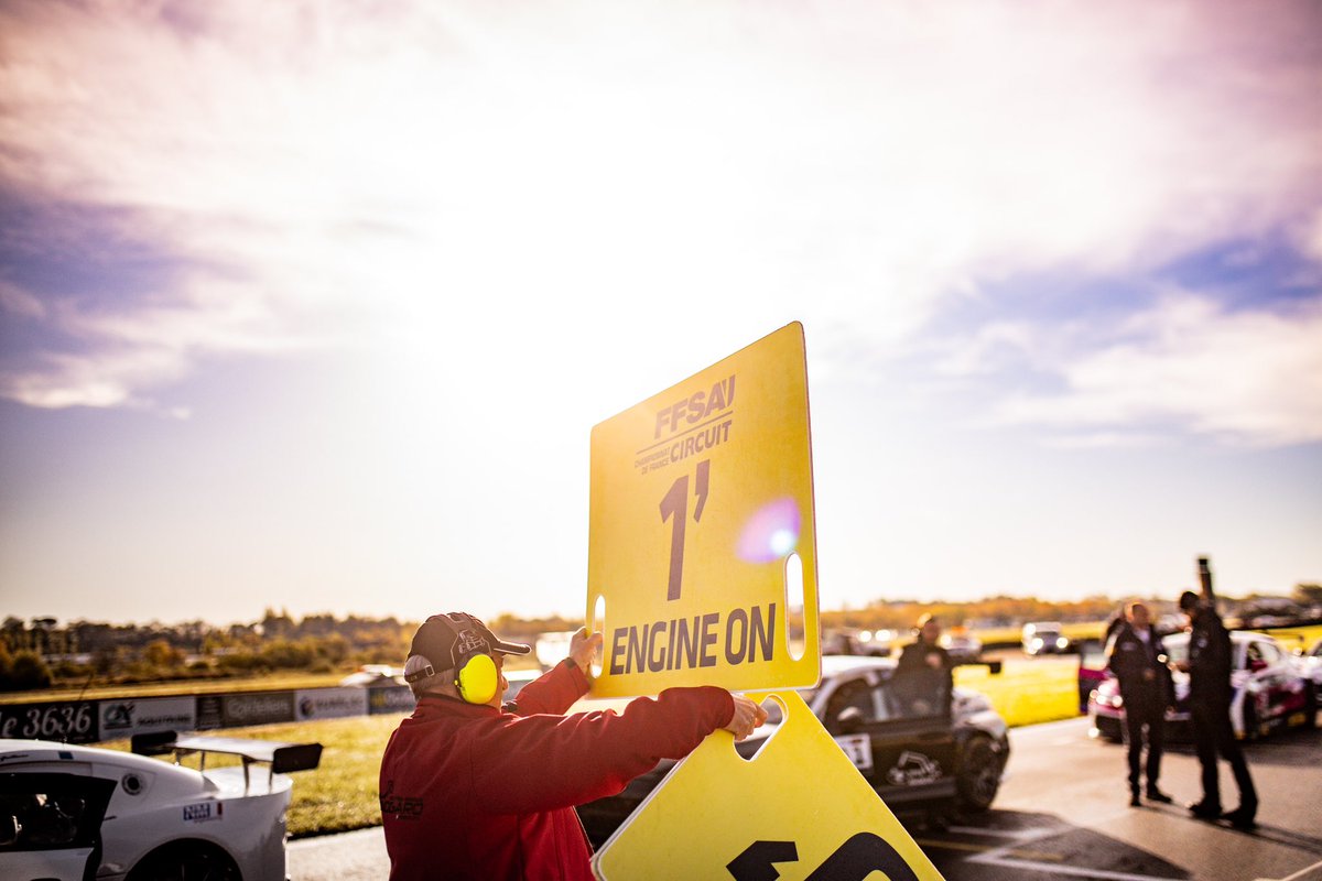 ⏳Plus que quelques semaines avant le retour du #FFSATourisme sur le @circuitdeledenon 👀

Bientôt l’heure de rallumer les moteurs et de reprendre la piste💥

📍 @circuitdeledenon 
📅 10-12 mai 
🎟️ Billetterie en bio