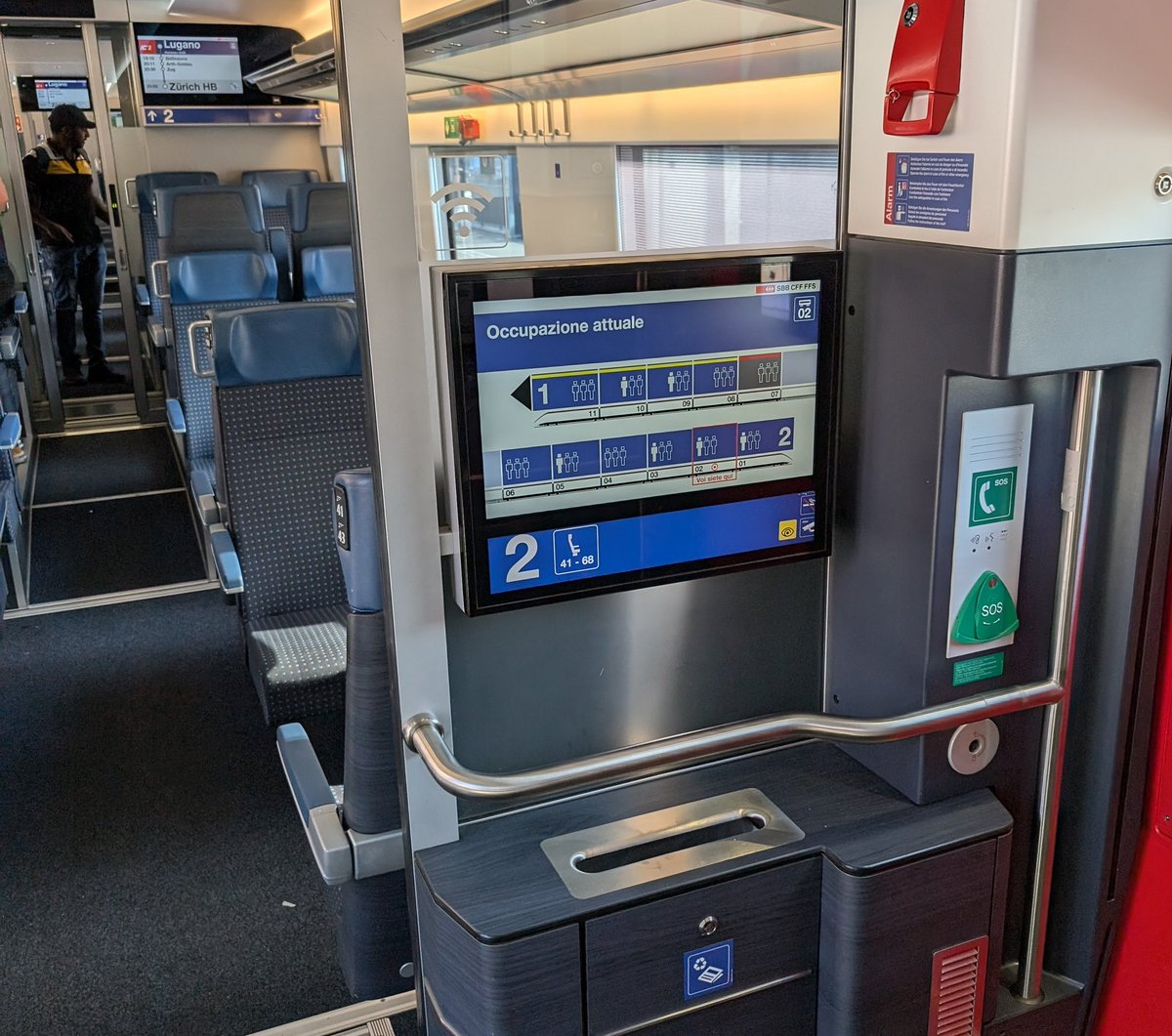 Stylé cet écran qui dit quelle voiture est plus ou moins remplie dans ce train Suisse, je me demande sur quoi ça se base