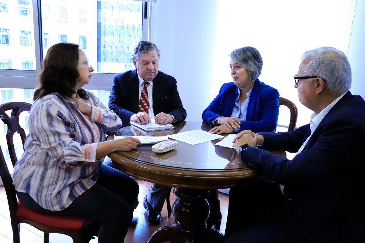 🟢Ministra @jeannette_jara, junto al subsecretario de Previsión Social, Claudio Reyes, se reúnen con senadores Gastón Saavedra y Alejandra Sepúlveda para abordar la Reforma por #MejoresPensiones🙌🏼
