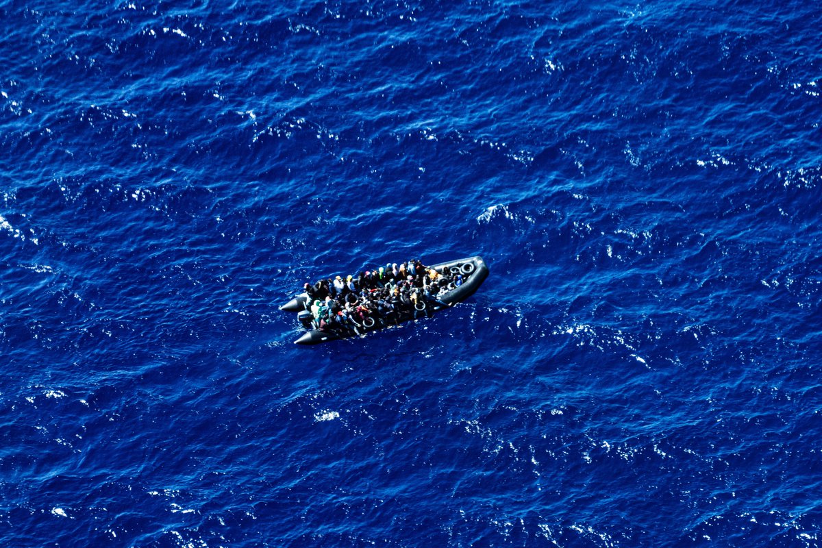 seawatchcrew's tweet photo. Wir beobachteten eine illegale Entführung eines stark überfüllten Schlauchboots durch die Milizen der sogenannten libyschen Küstenwache letzte Woche. Ein nahe gelegenes Handelsschiff bot Hilfe an, aber die Milizen trafen zuerst ein, um die Menschen zurück nach Libyen zu zwingen. https://t.co/5GdiM23XVO