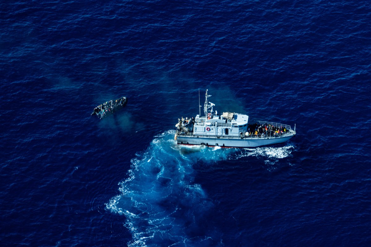 seawatchcrew's tweet photo. Wir beobachteten eine illegale Entführung eines stark überfüllten Schlauchboots durch die Milizen der sogenannten libyschen Küstenwache letzte Woche. Ein nahe gelegenes Handelsschiff bot Hilfe an, aber die Milizen trafen zuerst ein, um die Menschen zurück nach Libyen zu zwingen. https://t.co/5GdiM23XVO