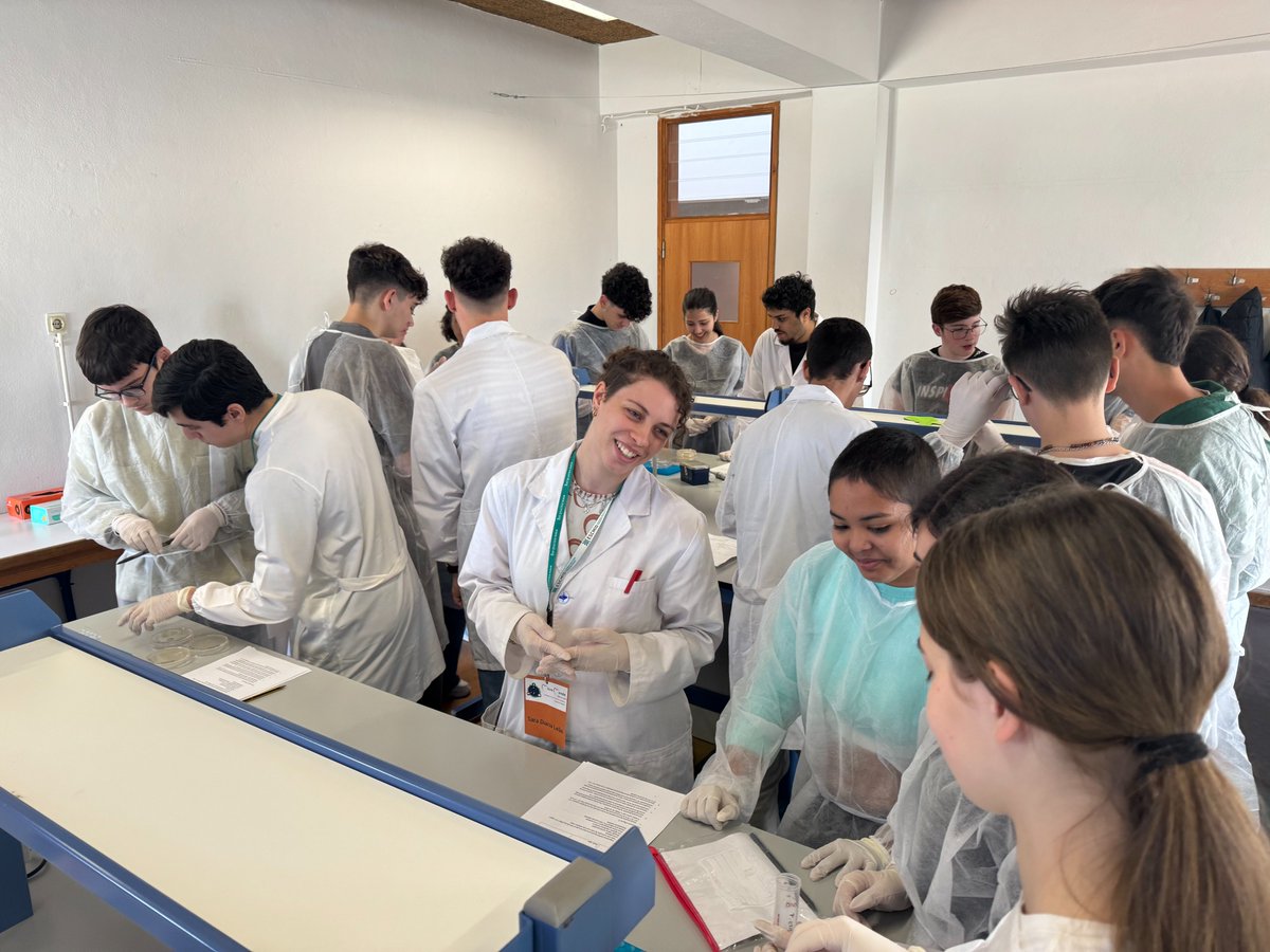 MicroMundo_IUCS's tweet image. 📌Today we had the 2nd session where we processed the soil samples collected by the students of the EBS Cristelo TEIP School!
So good to see so much enthusiasm, with some of the 9th graders' eyes shining and showing great interest in science!
@Cespu_Ensino @TOXRUNIUCS