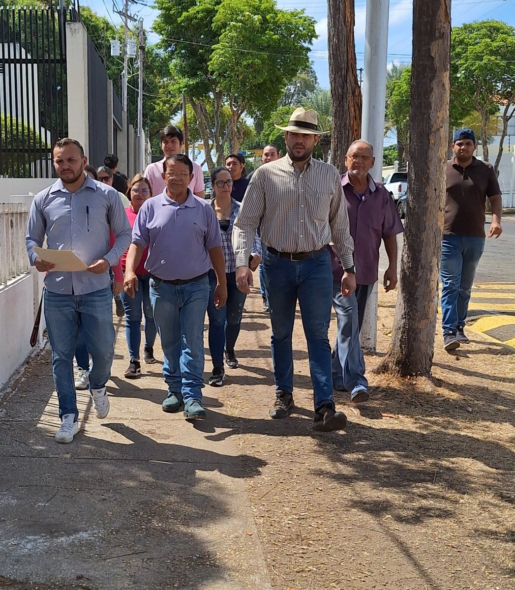 JorgeFSambrano's tweet photo. #15Abr | Hoy nos dirigimos hasta la sede regional del #CNE para consignar un documento exigiendo se extienda el plazo para poder inscribirse en el Registro Electoral Permanente y participar en las elecciones. 🗳️ 

🗣️ ¡Más que un derecho, es un deber! 
#RendirseNoEsUnaOpcion 🇻🇪 https://t.co/lWxXrbeEbd