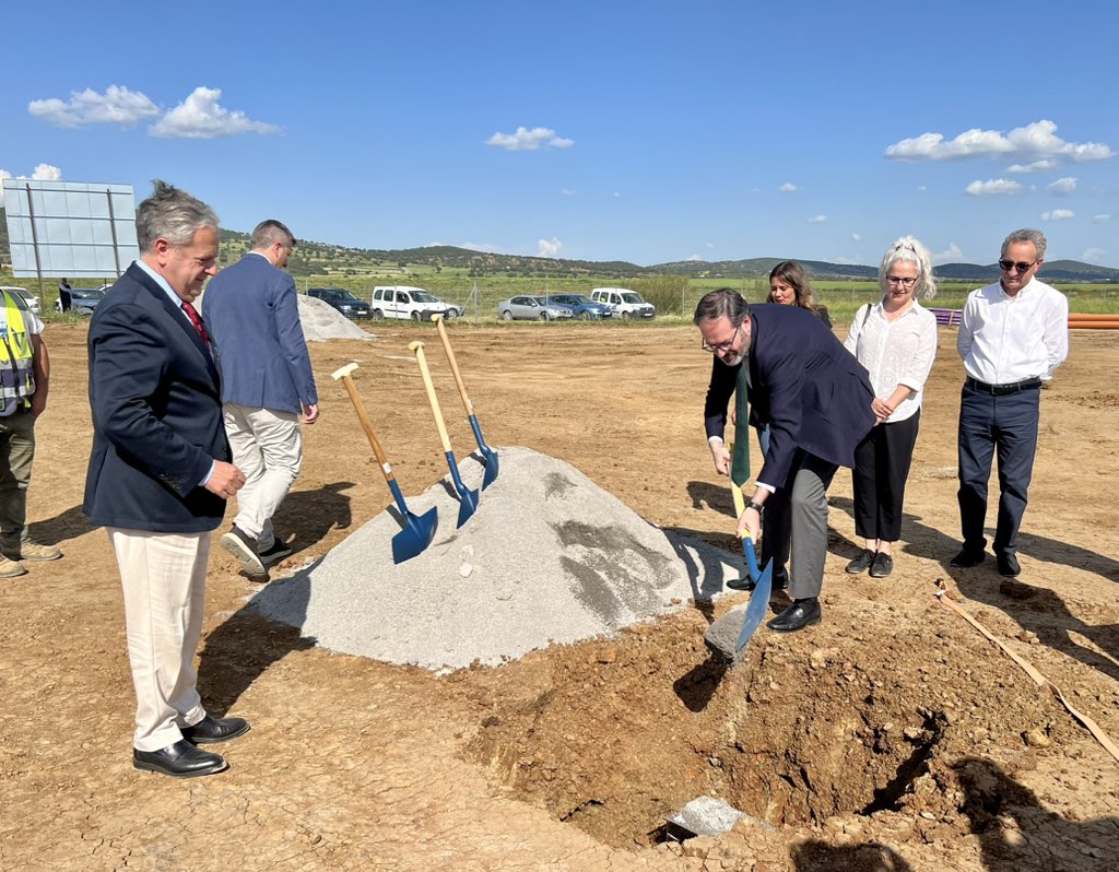 En la provincia de #Cordoba estamos movilizando 177 millones de euros para llevar a cabo 55 infraestructuras hidráulicas que permitan depurar el agua

Hoy ponemos la primera piedra de la EDAR de #LaGranjuela, cuyas obras durarán 18 meses y tendrán un coste de 2,4 millones/€