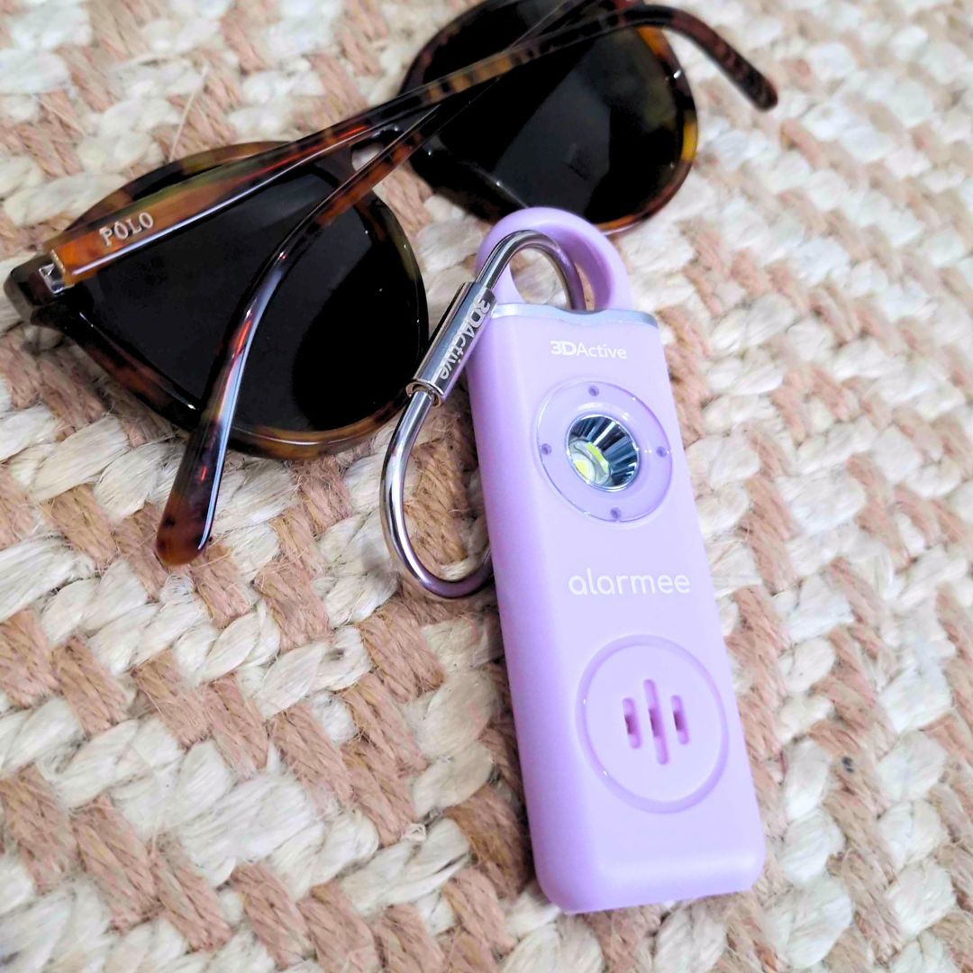 Enhance your #safety with a #SelfDefense #KeychainAlarm 🚨 Loud, portable & stylish. Perfect for peace of mind on the go 🛍️ buff.ly/3JDQ2Rn #SelfDefense #SafetyKeychain #BeSafe