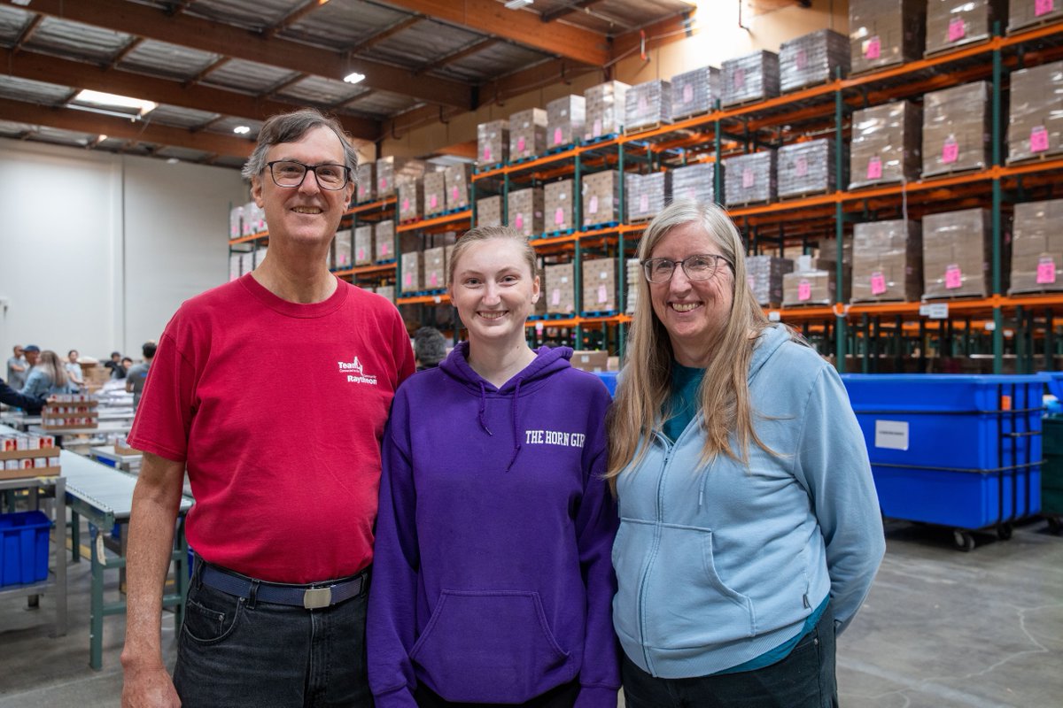 The Scharpf family's dedication to helping distribute nutritious meals to those in need is remarkable. Learn how you can join the fight against hunger! lafoodbank.org/stories/hunger… #VolunteerAppreciationMonth