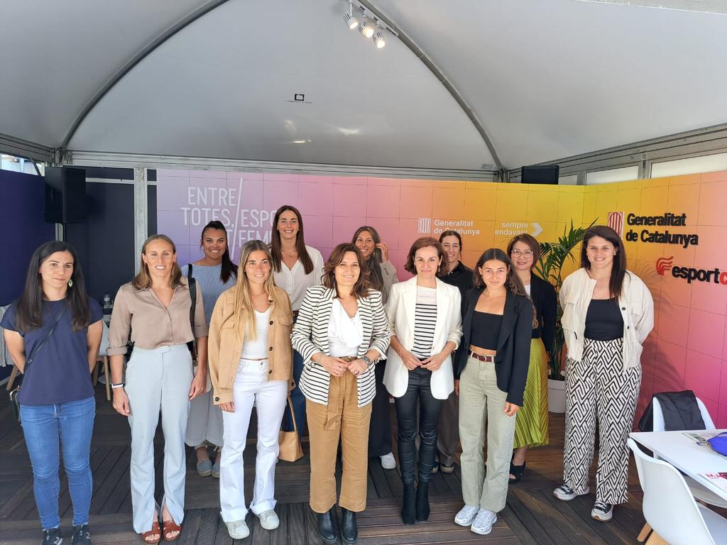 🎾GODÓ|Dones referents de l'esport català Jugadores, entrenadores i àrbitres de diversos esports visiten l'estand @esportcat al @bcnopenbs 🤩La vicepresidenta @LauraVilagra i la SG @anna_caula recolzant l'#esportfemení català 💯#EntreTotesTot #esportcat #CatalunyaPaísEsportiu