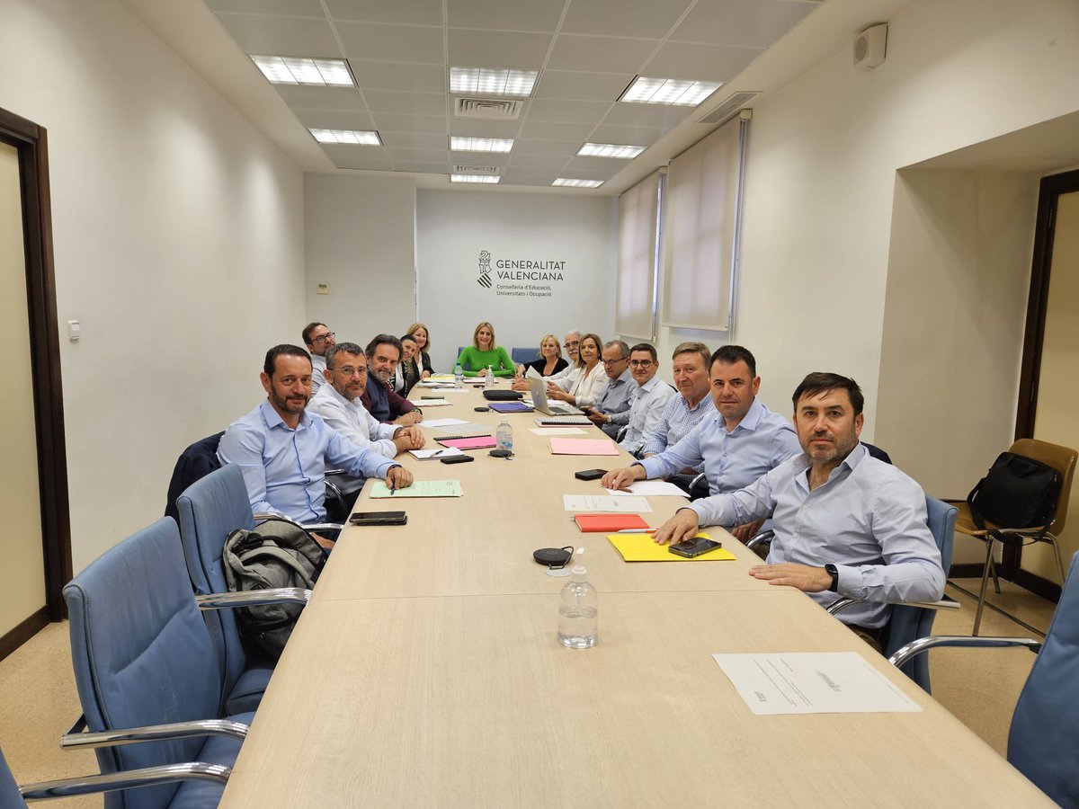 GVAeducacio's tweet photo. 🔹La DG de Personal Docent, Sonia Sancho, s'ha reunit amb els membres de la comissió tècnica i els presidents de les comissions de selecció. 

🧑‍🏫Objectiu de la reunió: coordinar i preparar les pròximes oposicions per a Primària. https://t.co/B1LBM49uOs