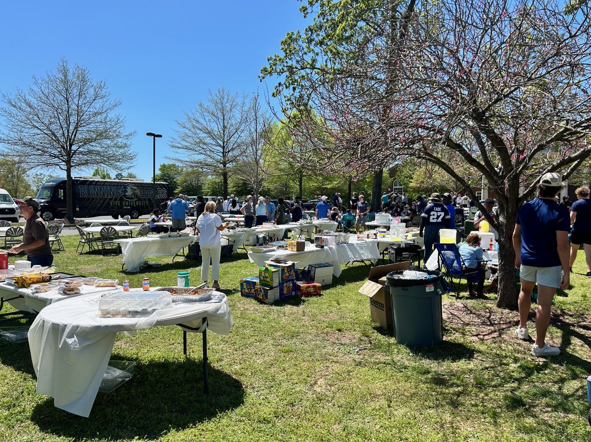 HUGE turnout for the last spring practice and cookout for the ⁦@BerryFootball⁩ FAMILY on Saturday. 🔥Thanks to all of our returning families and players to make our incoming freshman feel at home. Special place and special group- so excited for this fall!