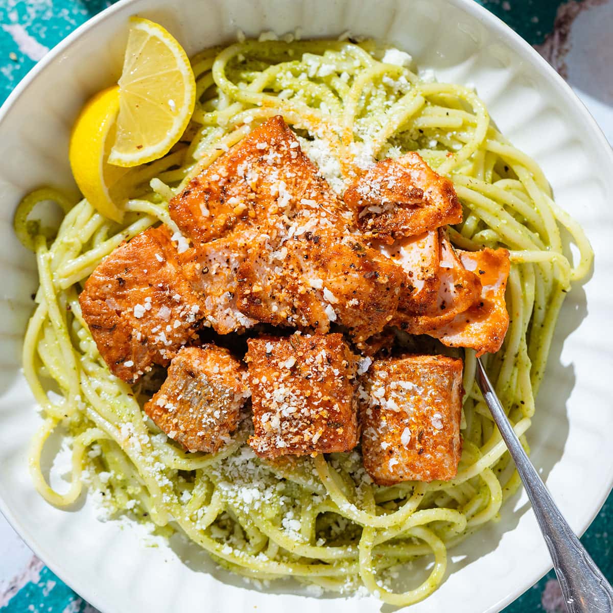 This Salmon Pesto Pasta requires minimal effort and you can have it ready on the table in just 30 minutes! Serve it as it is or with a side salad. #salmonpestopasta thehealthfulideas.com/salmon-pesto-p…