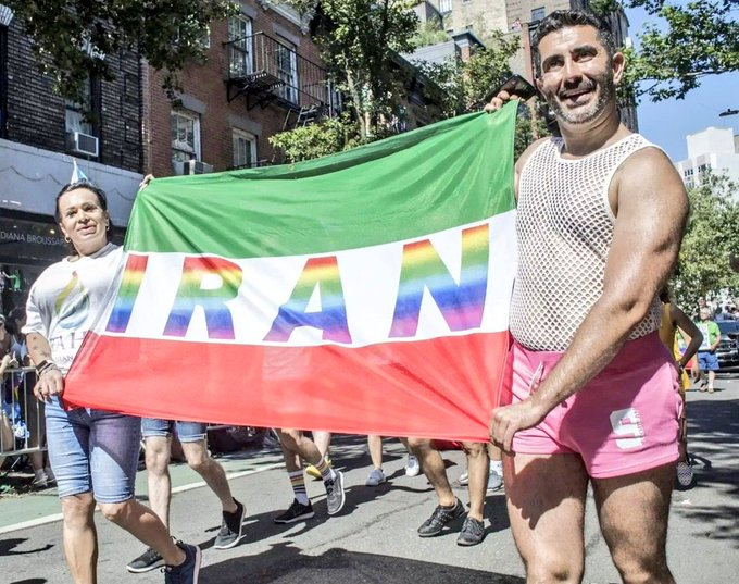 I due ragazzi sono Mahmoud Asgari e Ayaz Marhoni, erano #gay #iraniani. In occidente ci sono gay che appoggiano la Repubblica teocratica iraniana. Chi si stupisce se qualcuno giustifica il bombardamento di #Israele? #LGBT #queers @DavidKeshet @aureliomancuso @annapaolaconcia