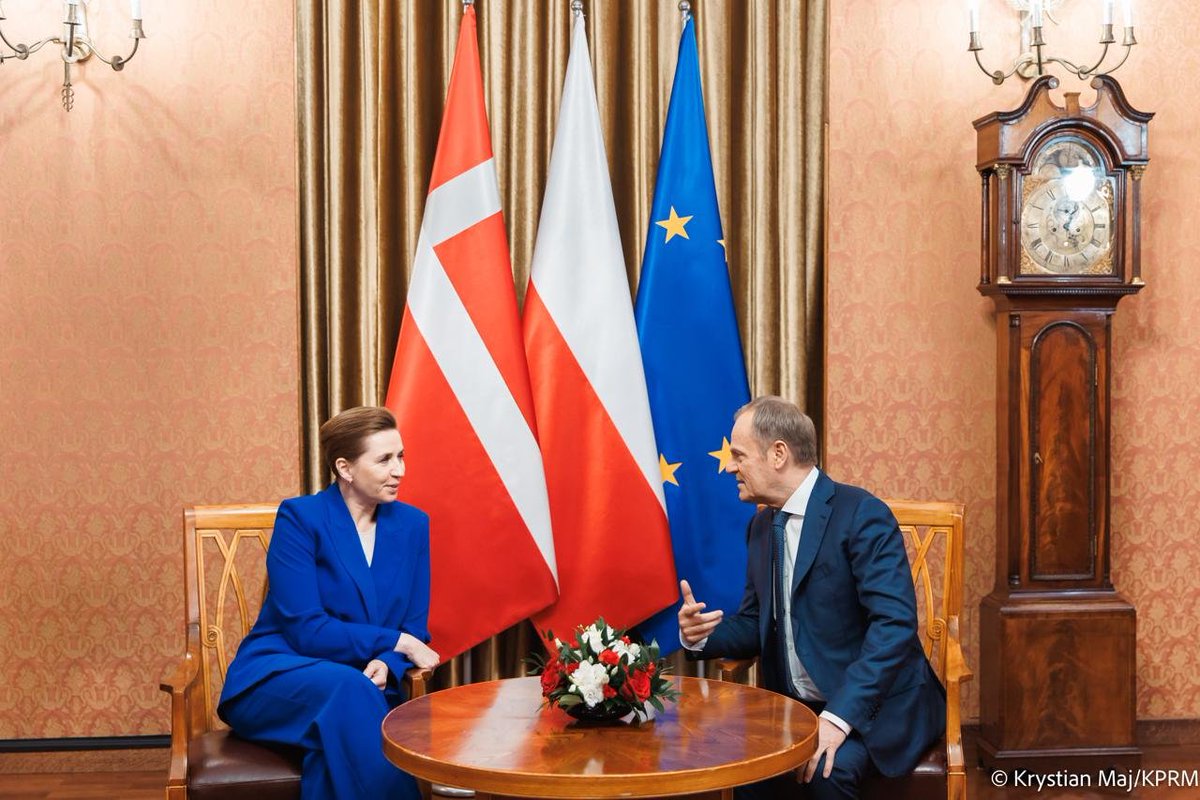🇵🇱 🇩🇰 Premier @DonaldTusk powitał Premier Danii #MetteFrederiksen w #KPRM. Szefowie rządów podczas spotkania poruszą m.in. kwestie z zakresu agendy unijnej oraz współpracy regionalnej w zakresie bezpieczeństwa i energetyki.