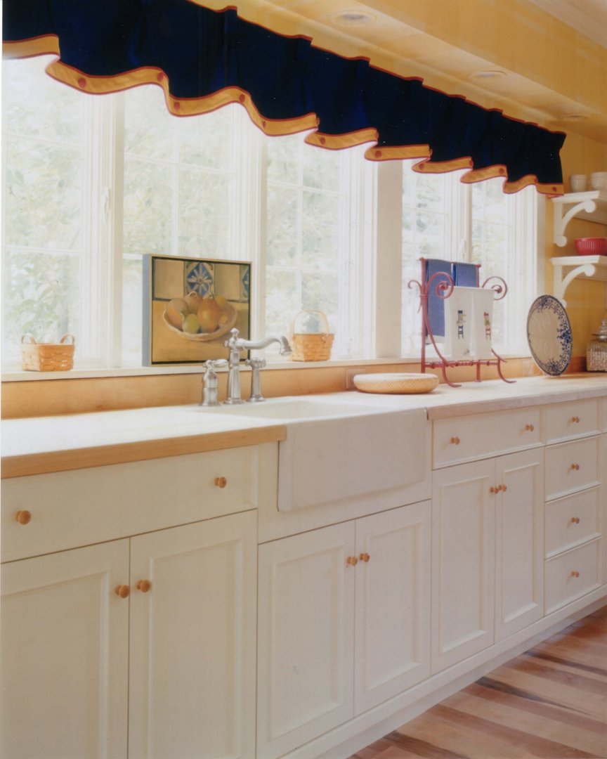 A classic kitchen designed for a classic York, Maine showhouse. I love to design an updated kitchen that still feels like it belongs within the bones of the original home. A timeless way to honor the past while embracing the future. #annhendersoninteriors #nhinteriordesigner