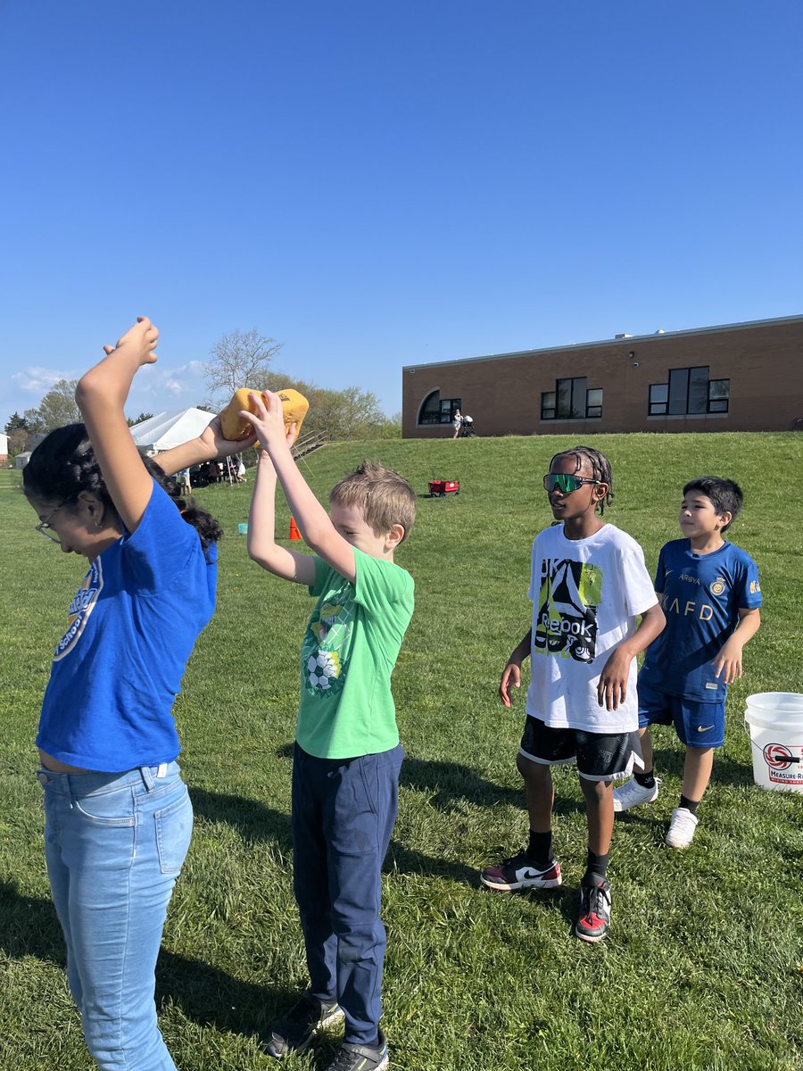 Wet Sponge Relay ⁦@BrookfieldES⁩ on #FieldDay!