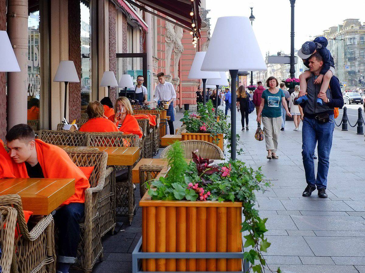 В кафе и ресторанах Петербурга 16 апреля откроются летние веранды. ☀️ С этого дня все заведения смогут располагаться на улицах. Они будут работать до 15 октября.