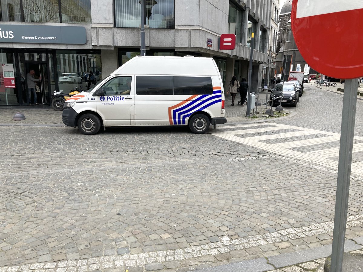 C’est dingue, le nombre d’automobilistes qui, à Liège, se parquent comme des merdes. Sur les bandes cyclables, les trottoirs, aux passages pour piétons,… Qui peut bien leur donner d’aussi mauvaises idées ?… 🤔