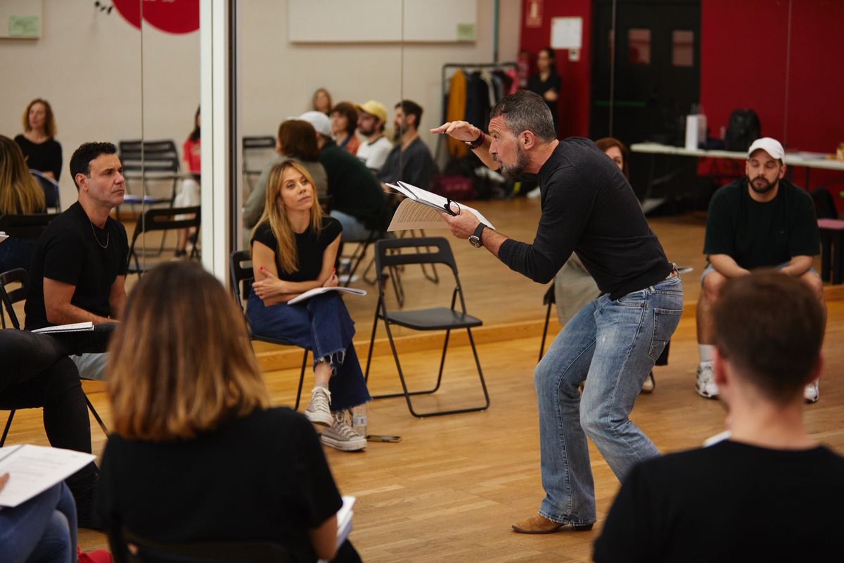 antoniobanderas's tweet photo. Comenzamos los ensayos del #musical “Tocando nuestra canción”. 
Tenemos por delante 7 semanas de intensos ensayos en #Madrid y en #Málaga. 
Y estrenamos el próximo 6 de junio en el @TeatroDelSoho @caixabank 
Entradas disponibles en la web del teatro. 
https://t.co/MSj3mXyxRO
Os iré contando..

#tocandonuestracancion #ensayo #estreno #teatrodelsoho #teatro