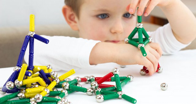 Dt_Aerzteblatt's tweet image. Kinderchirurgen warnen vor Magnetspielzeug:  Leipzig – Kinderchirurgen warnen vor Gefahren von magnetischem Spielzeug. Das Verschlucken von kleinen Kügelchen oder Würfeln mit einer starken magnetischen… dlvr.it/T5XVcP #Kinderchirurgen #Magnete #Spielzeug #Warnung