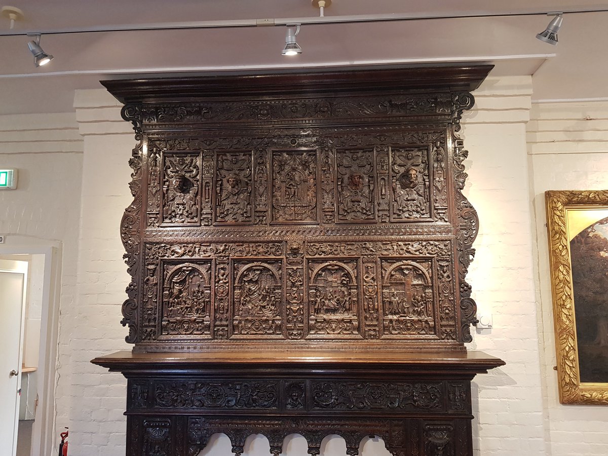 TheHistoryMouse's tweet photo. Old habits die hard. It's week P already and so here is #TheTwitterMouse #AlphabetChallenge #WeekO: Overmantle. A panel or ornament situated above a fire mantlepiece. This from a meeting room at the very fabulous Portsmouth Museum. Wow.
(Bet you thought Mouse would go for #Ogee) https://t.co/7EBjOj7o5e