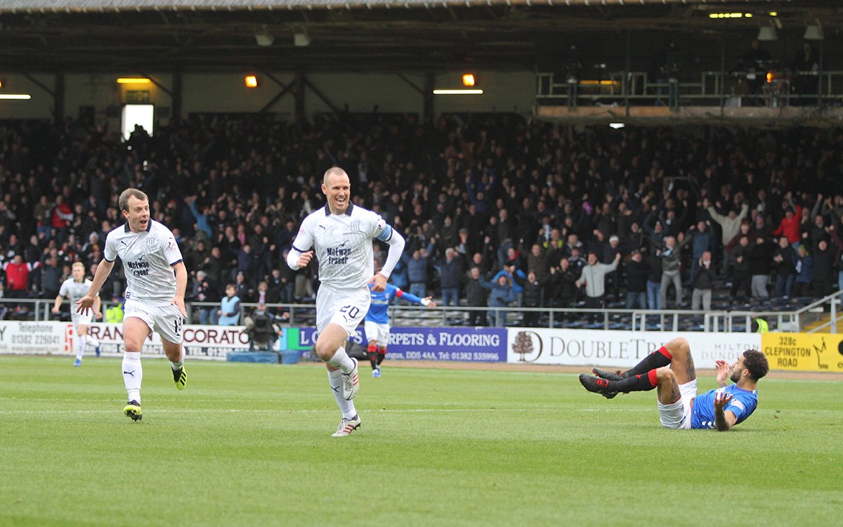 DensParkChoir's tweet photo. Rangers have been awarded penalties in their last 3 games at Dens Park.

The last 5 games between the 2 at Dens without them gaining penalties have resulted as follows;

Dundee 0-1 Rangers 🔴
Dundee 1-1 Rangers 🟡
Dundee 2-1 Rangers 🟢
Dundee 2-1 Rangers 🟢
Dundee 1-2 Rangers 🔴 https://t.co/xCBS33oqqj