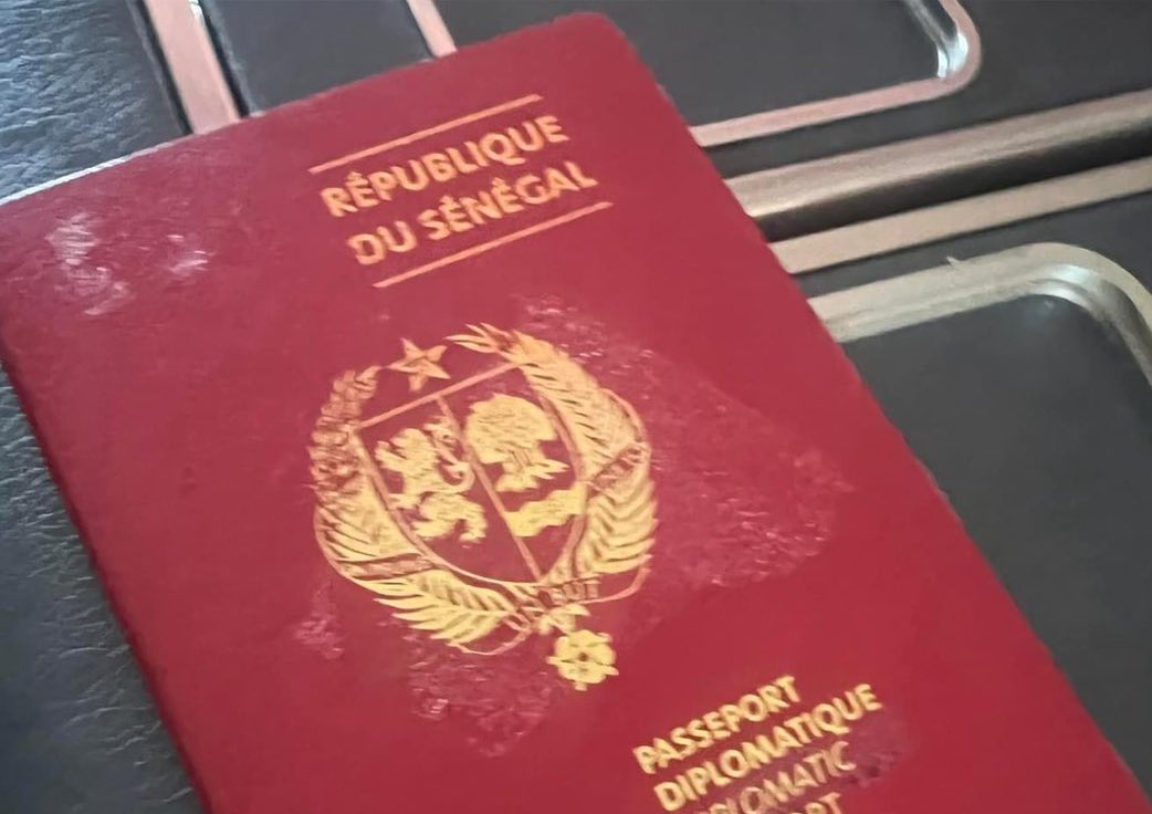KiliFeuu's tweet photo. 📌🚨Passeports diplomatiques : Les anciens ministres et secrétaires d’État ou ministres auprès des ministres et leurs conjoints y ont droit depuis le 28 mars 2024
Décret signé par Macky Sall 
(Vox Populi)

D’après Vox Pop la liste des ayants droit aux passeports diplomatiques a été allongée il y a moins d’un mois. Le journal précise que le 28 mars dernier, soit quatre jours après l’élection au premier tour de son successeur et cinq avant la fin officielle de son mandat, le Président Macky Sall a signé un décret en ce sens.

Celui-ci accorde le document aussi aux ambassadeurs émérites et aux ambassadeurs �� la retraite. Les députés de l’Assemblée nationale- alors que seuls les membres du bureau et leurs conjoints étaient concernés-, les officiers généraux et leurs conjoints sont également pris en compte. Au même titre que les anciens chefs d’État, les anciens chefs de gouvernement, les anciens ministres et secrétaires d’État ainsi que leurs conjoints.

Par conséquent, conclut Vox Pop, «tous les anciens ministres et secrétaires d’État ou ministres auprès des ministres de Macky Sall peuvent, s’ils en disposent, user de leur passeport diplomatique, ou en demander».

La question des modalités d’attribution des passeports diplomatiques est remise sur la table après que les nouvelles autorités ont interdit aux anciens ministres et secrétaires d’État de voyager avec le document. Une mesure dénoncée par la député Adji Mergane Kanouté après qu’on lui a retiré puis restitué le précieux sésame alors qu’elle s’apprêtait à quitter le Sénégal par les airs