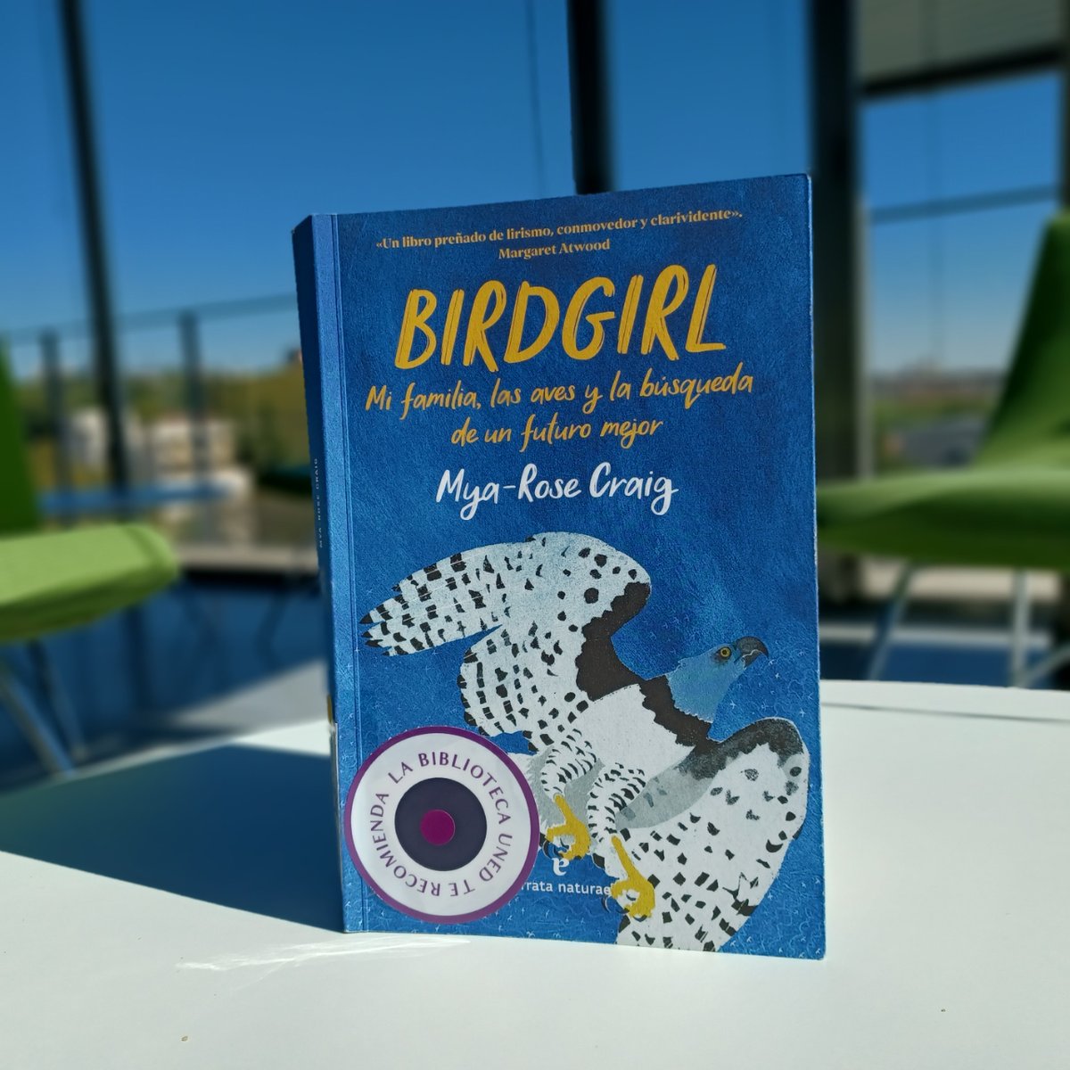 La Biblioteca te recomienda:  Birdgirl: mi familia, las aves y la búsqueda de un futuro mejor de Mya-Rose. Craig Errata Naturae 2023