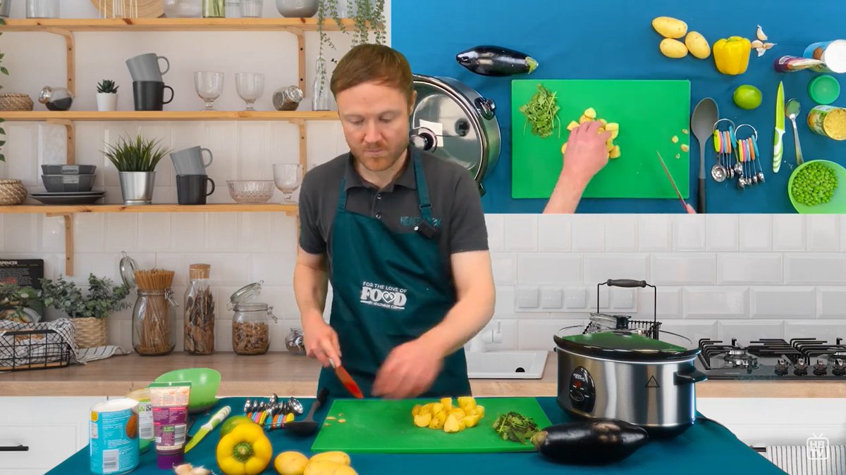 🧑‍🍳 Funded by #WeAreCWVA and @CadentGasLtd's Centres for Warmth project, @HealthboxCIC has been creating slow cooker recipes.

Find out how to make vegetable curry ➡️ youtube.com/watch?v=fyU-jZ…

#NeverMoreNeeded