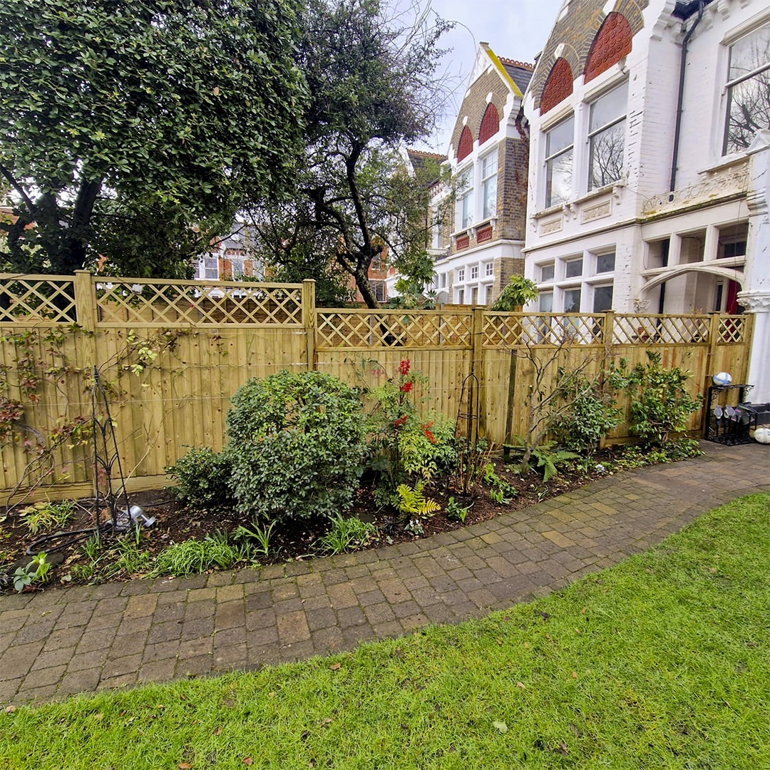 Featherboard fence panels and Diamond trellis offer an elegant and decorative solution that maintains privacy while enabling the flow of light and air - jacksons-fencing.co.uk/fencing/fencin… ⁠ Install by one of our Approved Installers Mayflower Landscapes.