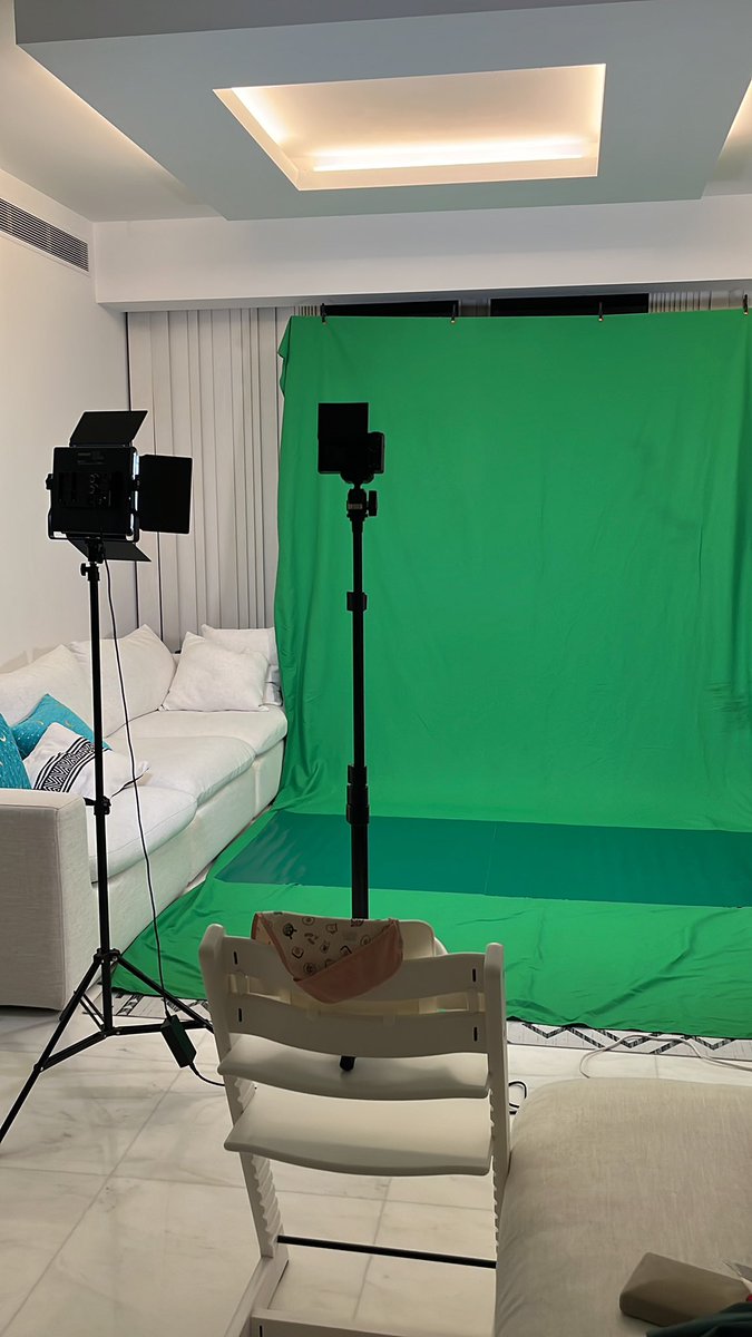 akagondance's tweet photo. 過去も、未来もこうやって、リビングを緑にしていくのかな🤣🟢
やっとシンガポールの家も緑にできた💚💚��� https://t.co/spDJzWDcQb